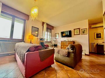 AMPIO TRILOCALE VICINO AL LAGO