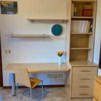 Scrivania + sedia + libreria con cassetti +mensole