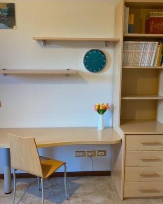 Scrivania + sedia + libreria con cassetti +mensole