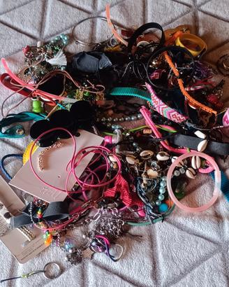 Grande lotto di bigiotteria e accessori vintage 