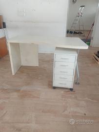 Scrivania da lavoro con cassettiera