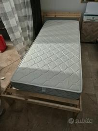 Letto a una piazza con materasso 