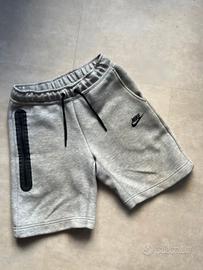 Nike Tech Fleece pantaloncini grigio.