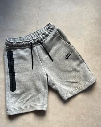 Nike Tech Fleece pantaloncini grigio.