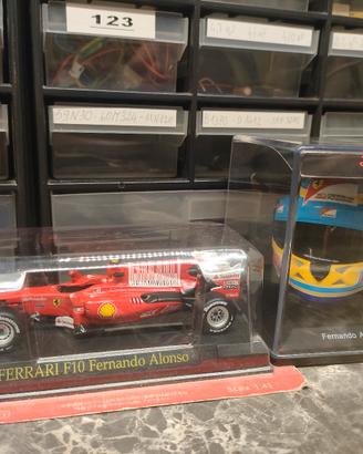 Modellino e casco Ferrari di Fernando Alonso 