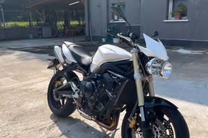 Triumph street triple 675 depotenziata a libretto