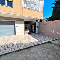 Boccea -negozio uso investimento con canna fumaria