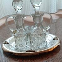 bottiglie in cristallo e piatto argento 800