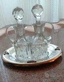 bottiglie in cristallo e piatto argento 800