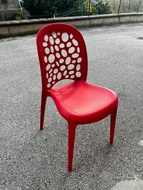 Sedia rossa design forata in polipropilene nuova