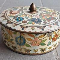 Scatola di latta rotonda vintage floreale