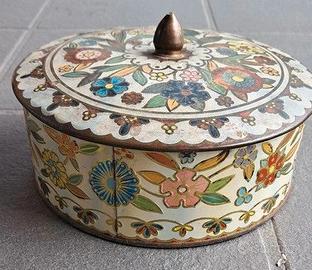 Scatola di latta rotonda vintage floreale
