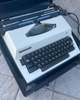 Macchina da scrivere Triumph con valigetta