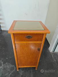 Comodino anni 50 piano di vetro.