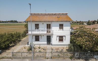 SOLUZIONE INDIPENDENTE CON 4 CAMERE E AMPIO GIARDI