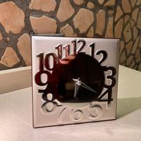 Sveglia da tavolo argentata.