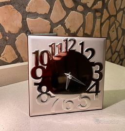 Sveglia da tavolo argentata.