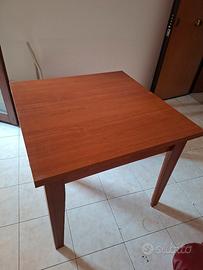Tavolo in legno 90x90 allungabile.