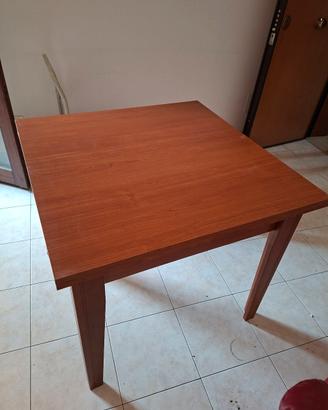 Tavolo in legno 90x90 allungabile.