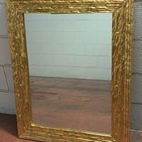 specchio con cornice dorata