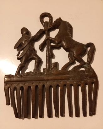 Pettine in metallo antico