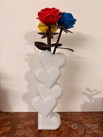 Vaso a forma di cuori e rose