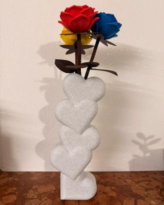 Vaso a forma di cuori e rose