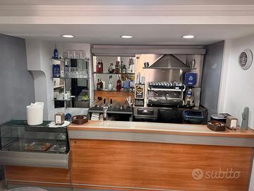 Bancone bar + retrobanco + vetrina