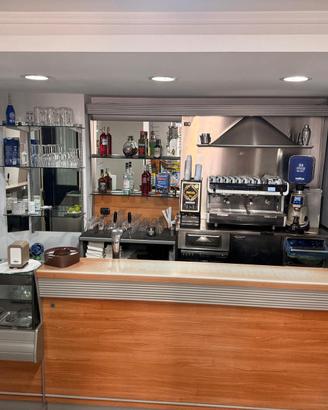Bancone bar + retrobanco + vetrina