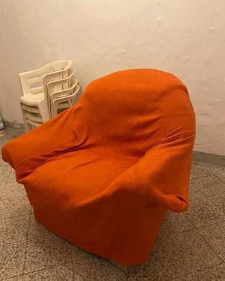Poltrona arancione da interni 