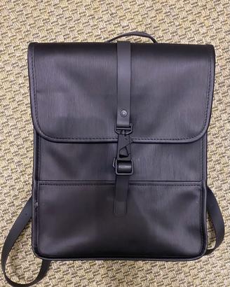 Zaino nero marca RAINS