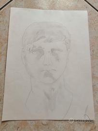 Vecchio disegno a matita fatto a mano di un volto.
