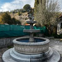 Fontana da giardino con statua di Nettuno