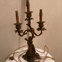 Antico candelabro in bronzo trasformato in lampada