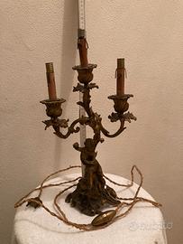 Antico candelabro in bronzo trasformato in lampada