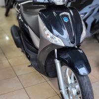 Piaggio Medley 150 - 08/2023 -start & stop