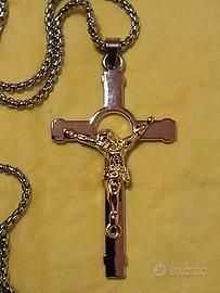 Croce in acciaio lavorata con Cristo dorato 