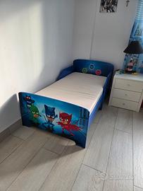 Letto per bambini e lampadario dei pjmask
