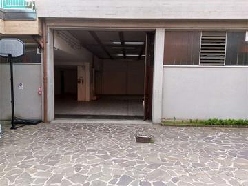 CANTU' vendiamo CAPANNONE con ufficio e piazzale