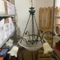 Lampadario in ferro battuto con coppe in vetro