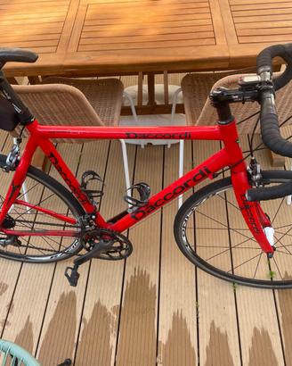 Bicicletta da corsa e scarpe