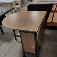 Tavolo salvaspazio con sedie pieghevoli