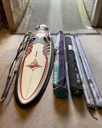 Tavola da windsurf completa di tutto