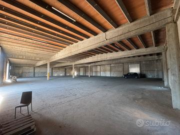 Capannone 1300 mq con piazzale