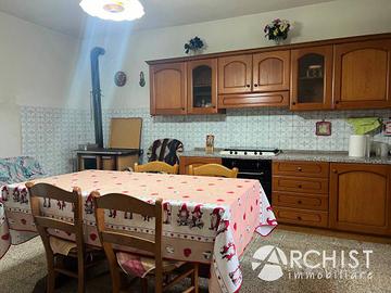 Casa indipendente di 160 m² con 5 locali e box aut