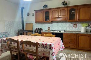 Casa indipendente di 160 m² con 5 locali e box aut
