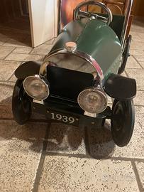 Macchina verde con pedali