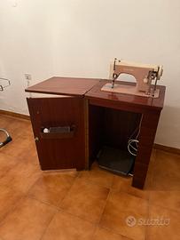 Macchina da cucire con mobile