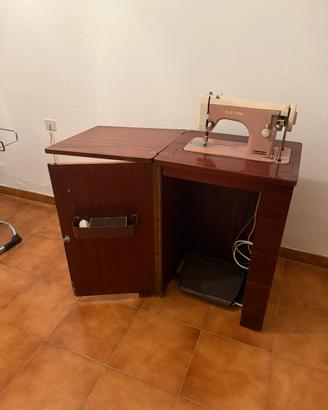 Macchina da cucire con mobile