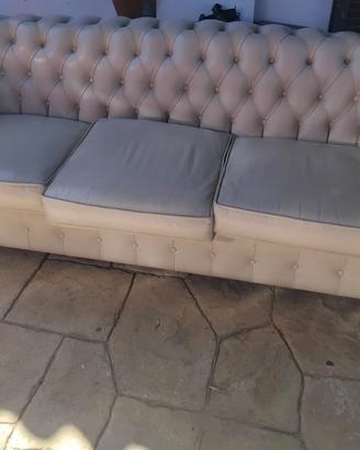 Divano chesterfield